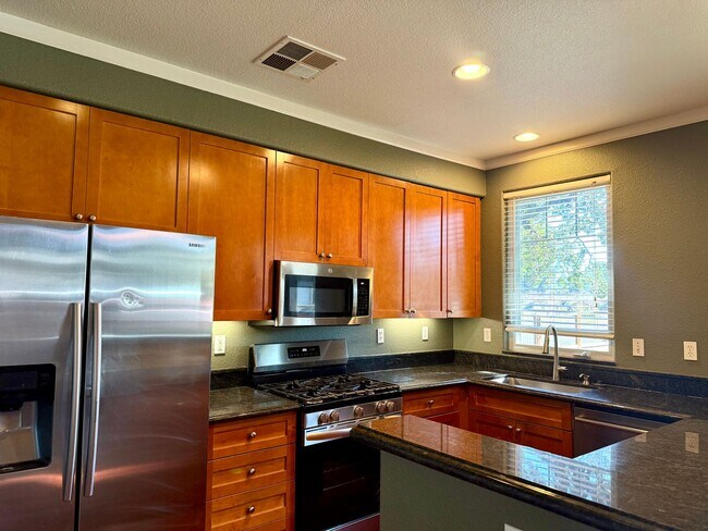 Building Photo - Welcome to this beautiful 3 bedroom, 2.5 bathroom home located in Cotati!