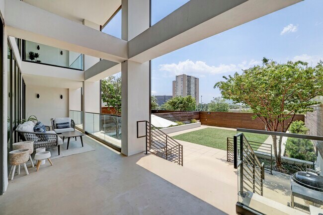 Building Photo - 3433 Westheimer Rd