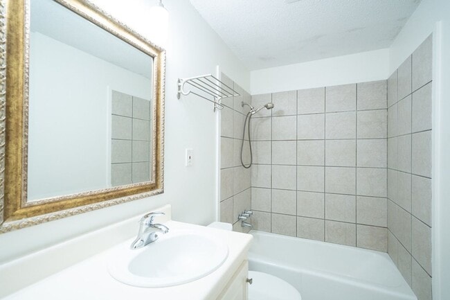Building Photo - 2 Bed 1 Bath Near Campus! Water/Sewer/Trash Included In Rent!!