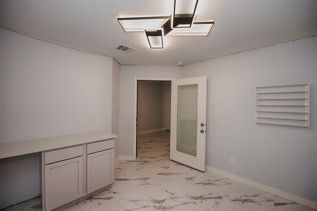 Building Photo - 15223 Mayflower St