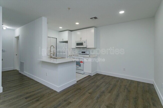 Building Photo - 4352 S Kirkman Rd