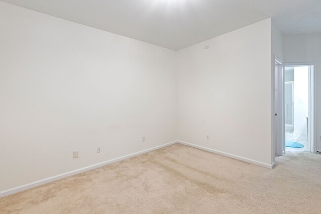 Building Photo - End Unit Townhome - 4 Bedrooms with First ...