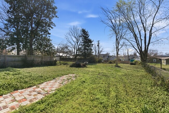 Building Photo - 1440 E Locust St