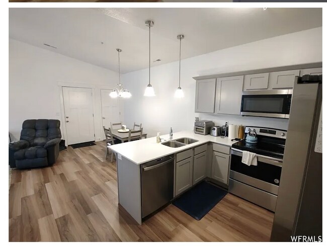Building Photo - Riverton Condo