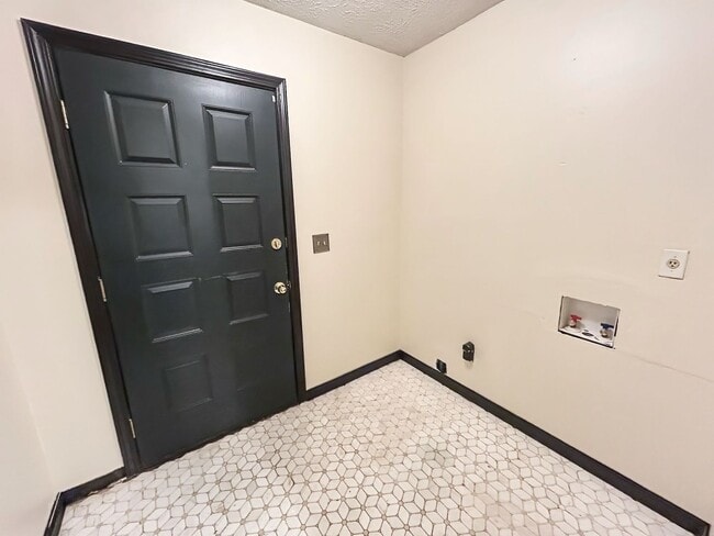 Building Photo - 3 BR Wooded Retreat in the Heart of East Cobb!