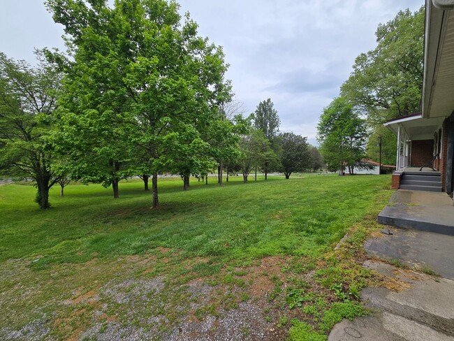 Building Photo - Roomy 3br country home with a sunroom!