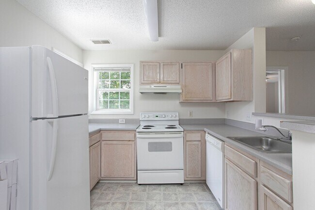 Building Photo - Spacious 3 Bed 3 Bath Apartment near NCSU & Downtown Raleigh! Available August 15th!