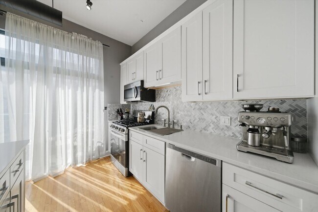 Building Photo - 910 W Madison St