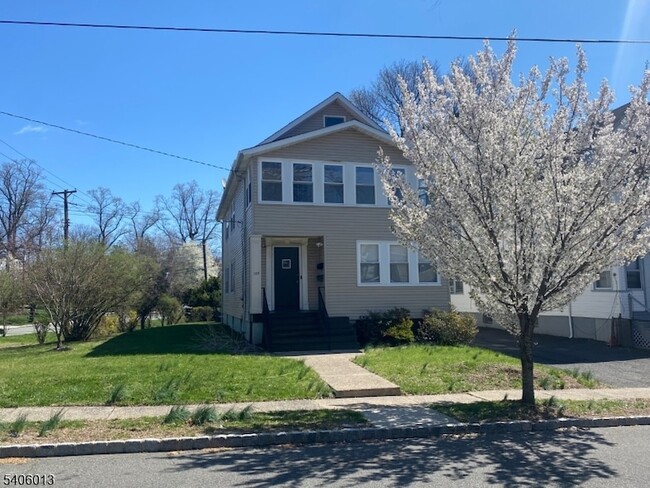 Building Photo - 133 Willowdale Ave