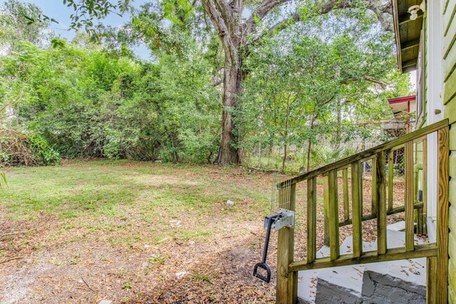 Building Photo - Charming Shotgun Home Just Minutes from Do...