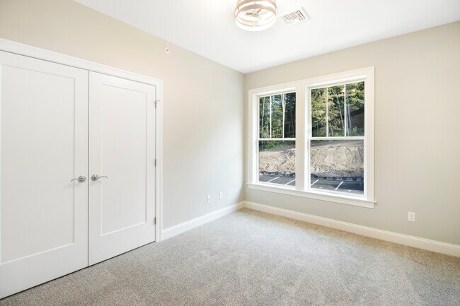Building Photo - 502 Edgewater Cir