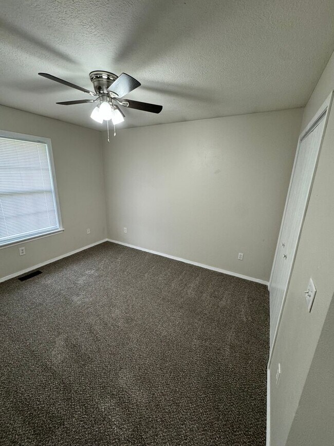 Building Photo - 3 bed, 2 bath, 2 car garage.