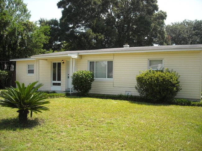 Primary Photo - Cute 3BR/1BA cottage with central heat & a...