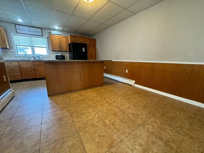 Building Photo - THREE BEDROOM/ONE BATH TWIN
