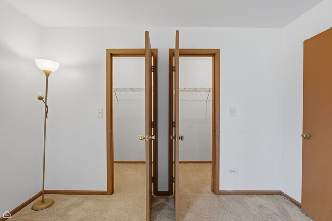 Building Photo - 627 S Virginia Rd