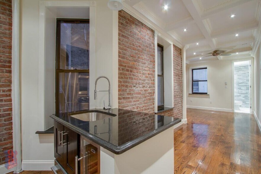 Building Photo - 72 W 108th St