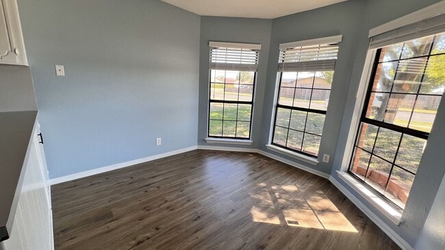 Building Photo - Three Bedroom Cozy Home Recently Remodeled!