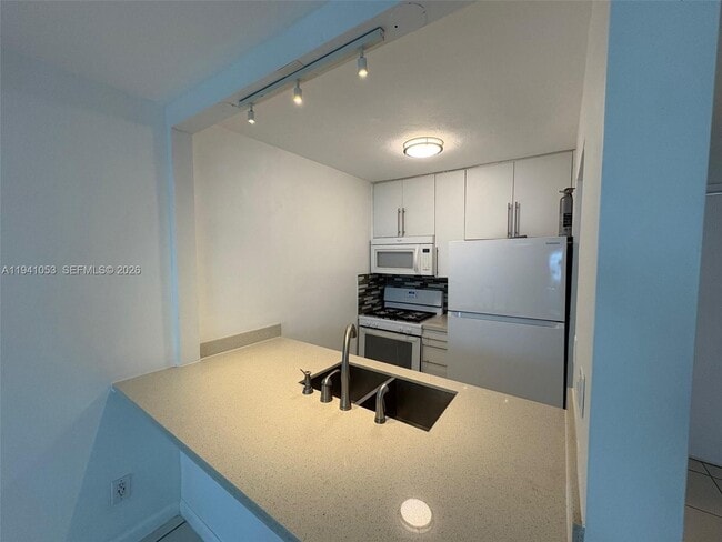 Building Photo - 505 NE 30th St