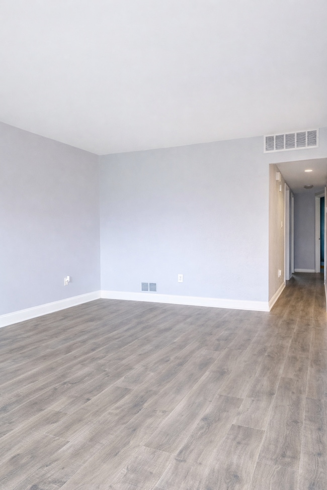 Building Photo - 2105 Council Ave