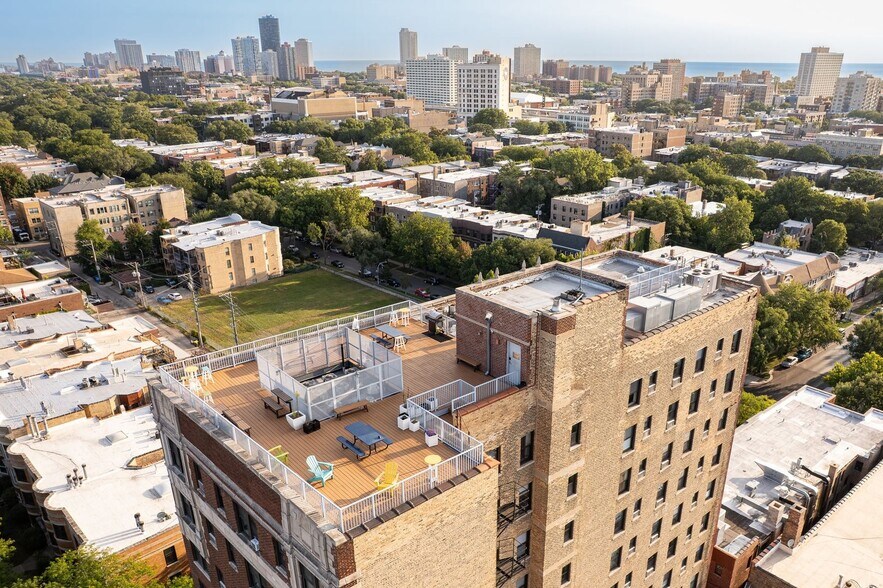 Building Photo - 1329 W Wilson Ave
