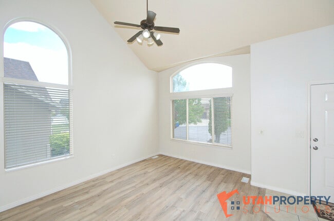 Building Photo - 4638 Seminole Cir