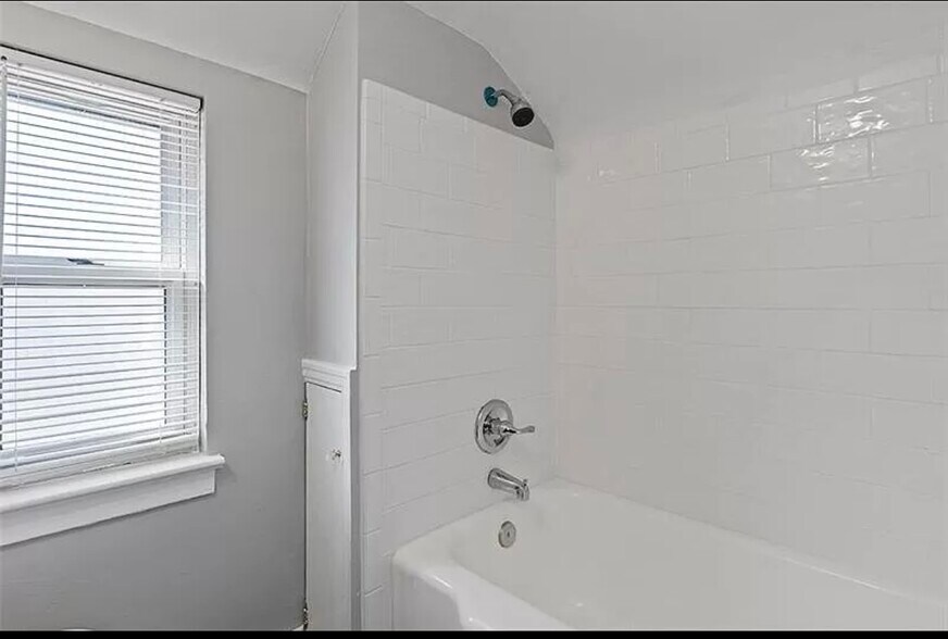 Building Photo - 118 Macfarlane Dr