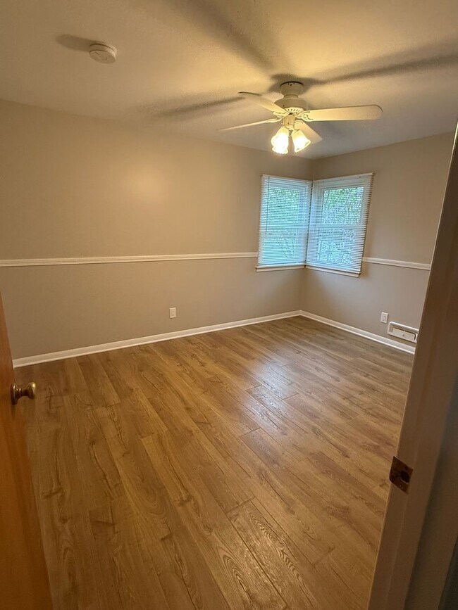 Building Photo - Fully Remodeled 3 bedroom House