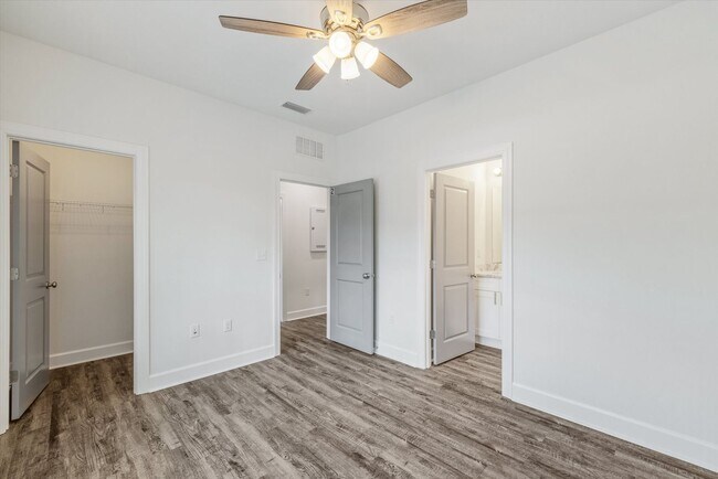 Building Photo - 5/5.5 Townhomes, Built 2024, Walk to stadi...