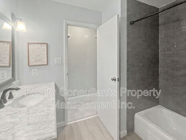 Building Photo - 3222 S Elm-Eugene St