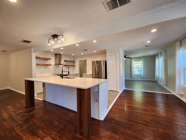 Building Photo - Craftsman Style House  Close to Downtown New Braunfels / Fridge Included/ No Carpet / Large Backy...