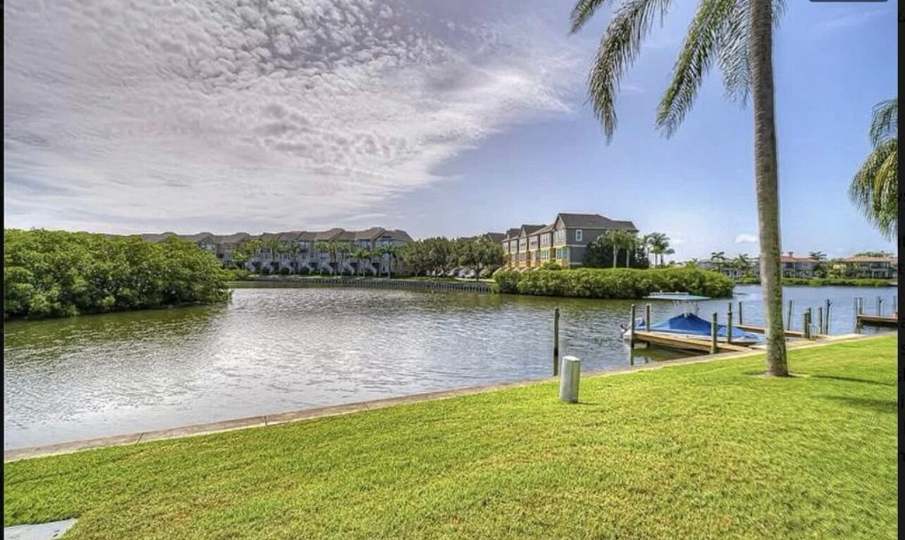 Building Photo - 8811 Bay Pointe Dr