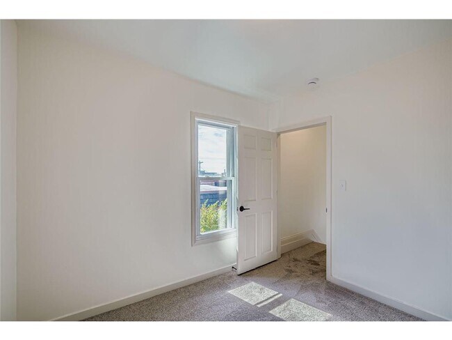 Building Photo - 610 Fairview Ave N