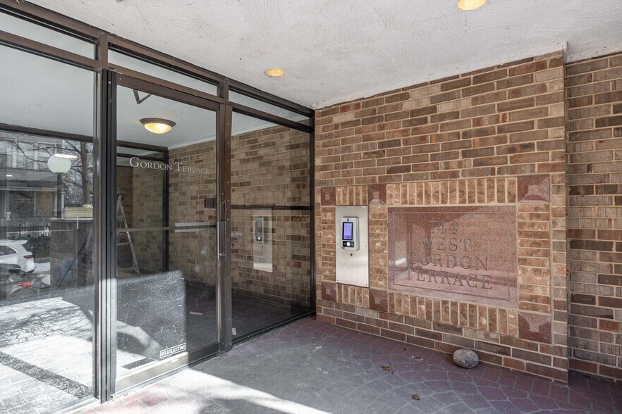 Building Photo - 745 W Gordon Ter