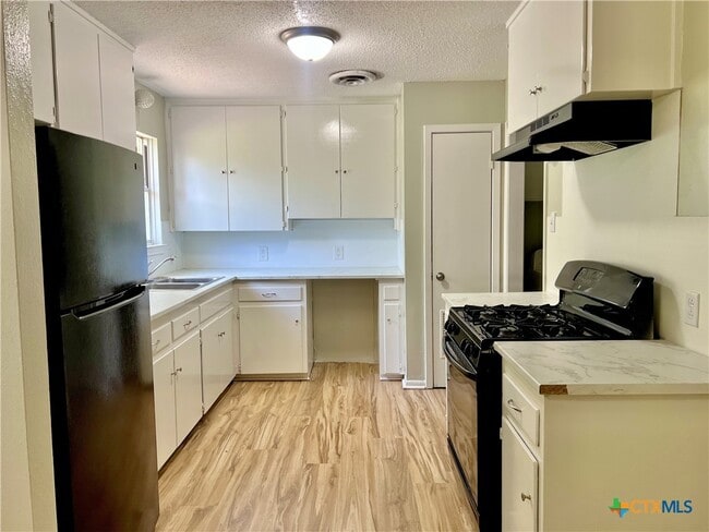 Building Photo - 1402 Duvall Dr
