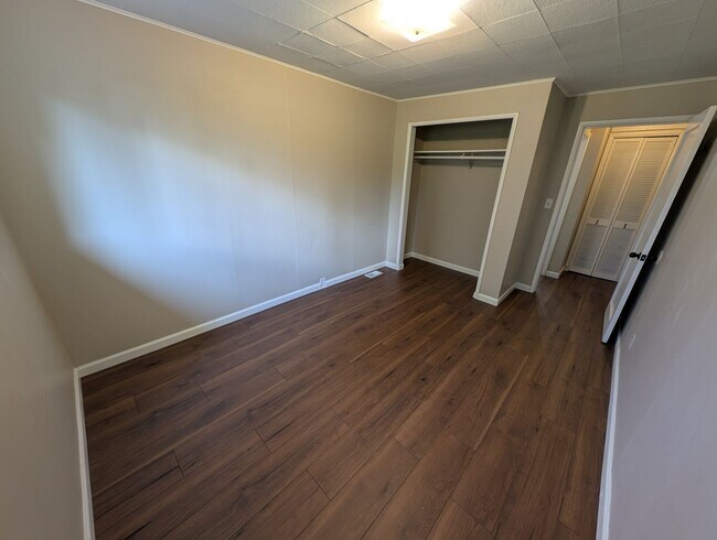 Building Photo - Available Now in Navy Yard City! New Floors & Paint! Tons of Space & Storage.