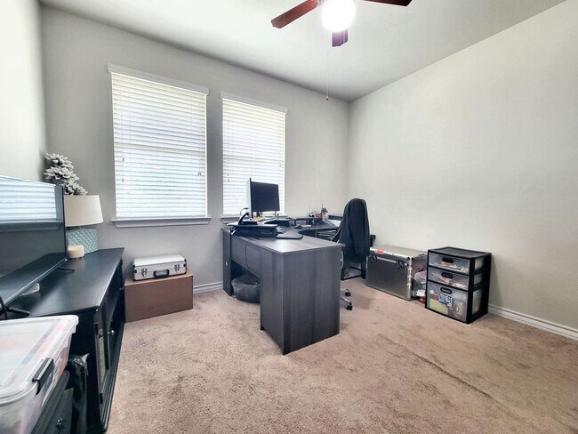 Building Photo - Beautiful 4 Bed / 2.5 Bath Home in Pfluger...