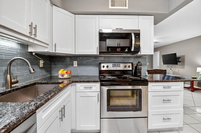 Building Photo - 9900 Pineapple Tree Dr