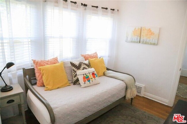 Building Photo - 601 Sweetzer Ave