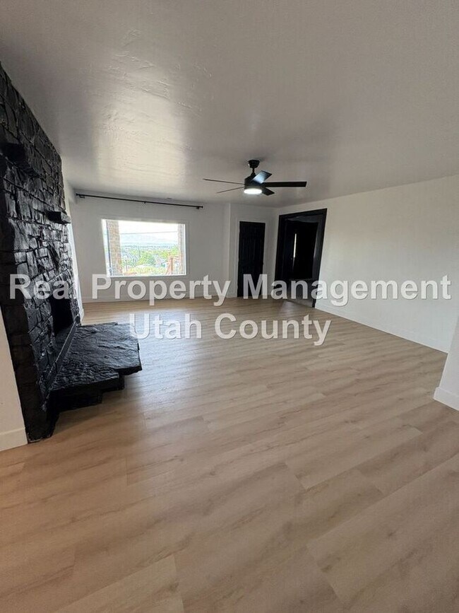 Building Photo - 9580 N Cyn Rd