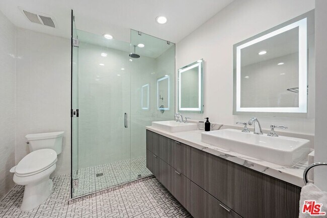 Building Photo - 440 N Oakhurst Dr