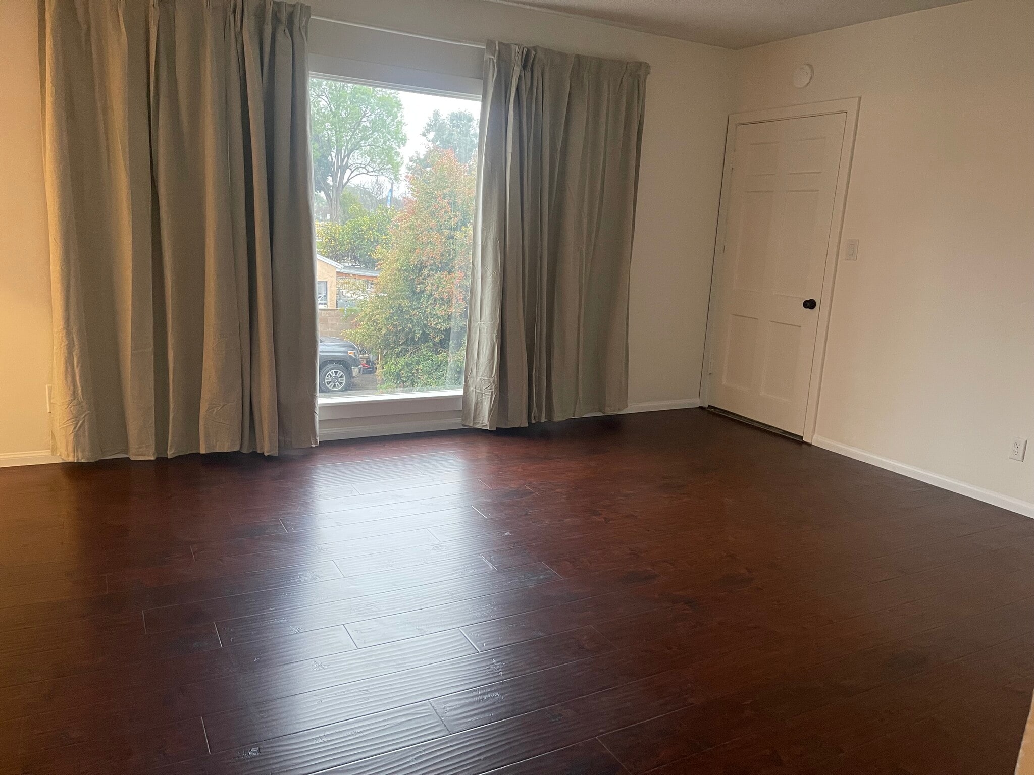 Livingroom - 8991 Burke Ave