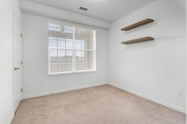 Building Photo - 2BR Condo w/ Fireplace, In-Unit Laundry & A/C in Parker