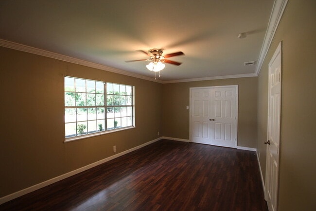 Building Photo - Tour Today! Charming 3 Bedroom, 2 Bathroom Home in Tyler!