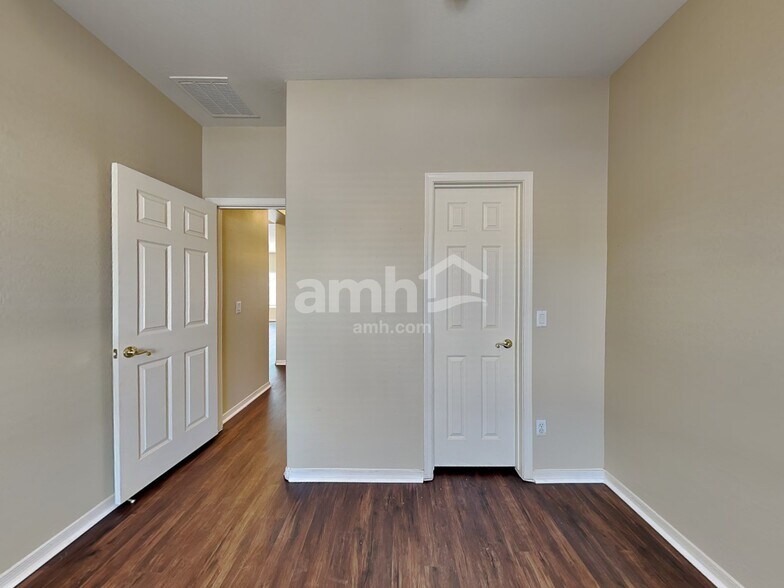 Building Photo - 5321 W Grenadine Rd