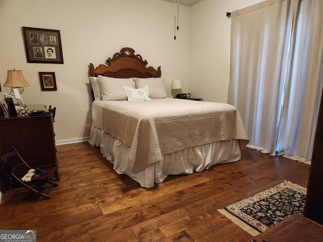 Building Photo - 1015 Holly Dr