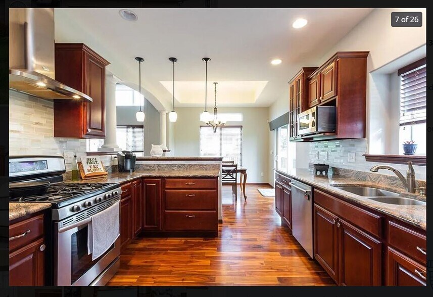 Building Photo - 2103 Glen Oaks