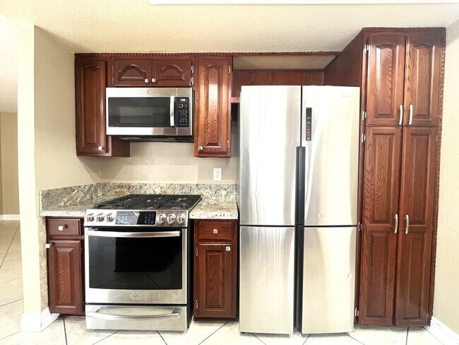 Building Photo - 3 bed, 2.5 bath located in Corona, CA!