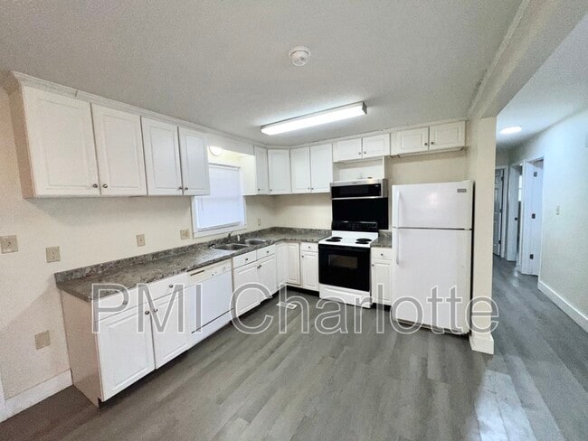 Building Photo - 3740 Branding Iron Dr