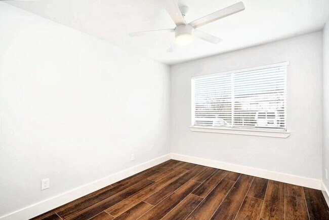 Building Photo - Spacious 2-Bed, 2-Bath First Floor Apartme...