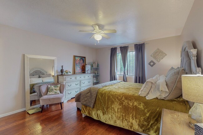 Building Photo - UNSER/LADERA 2 Bedroom  2 Bath  2 car gara...